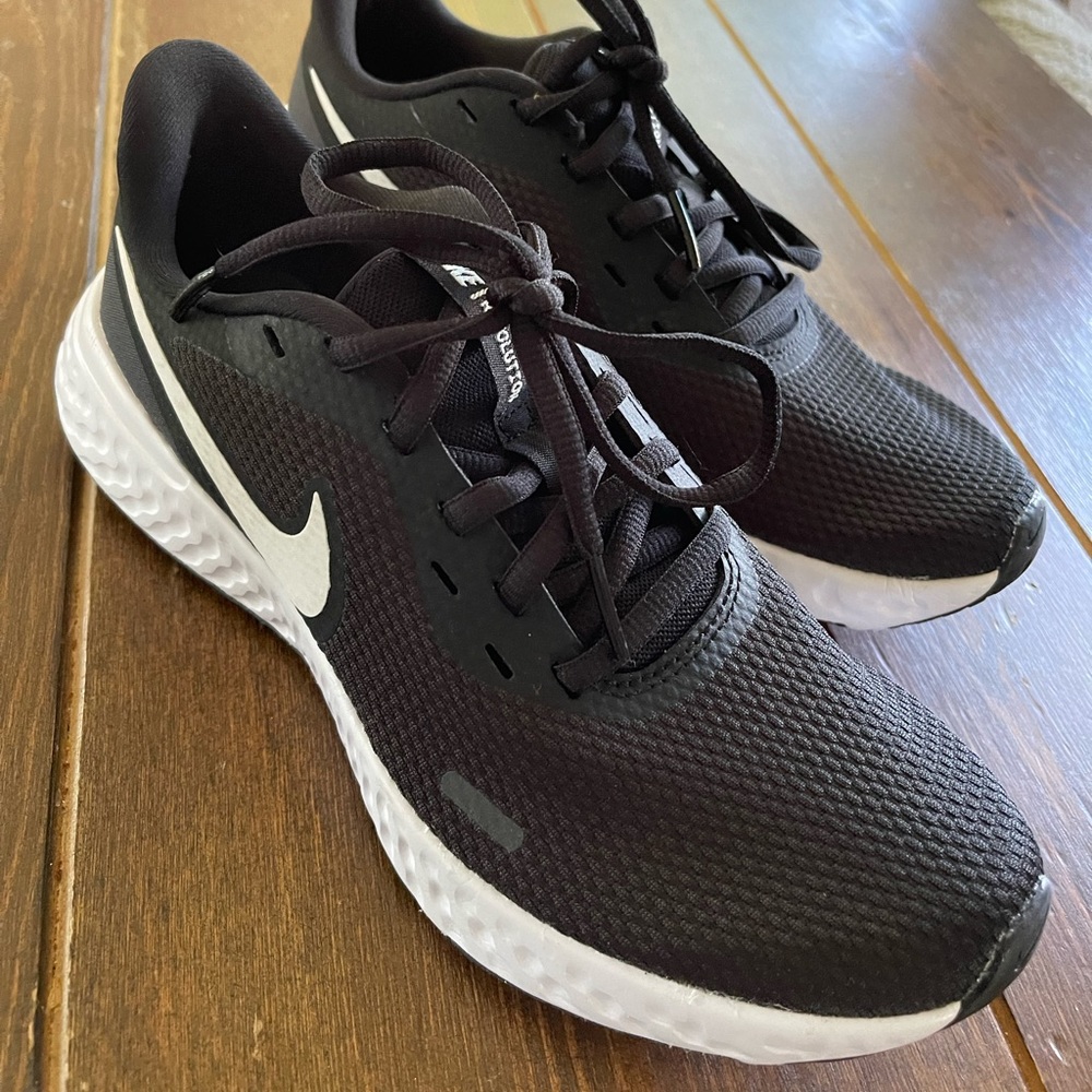 NWOT Womens Nikes